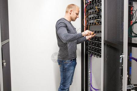 网络工程师平板电脑上的网络服务器机房工作高清图片计算机支持工程师